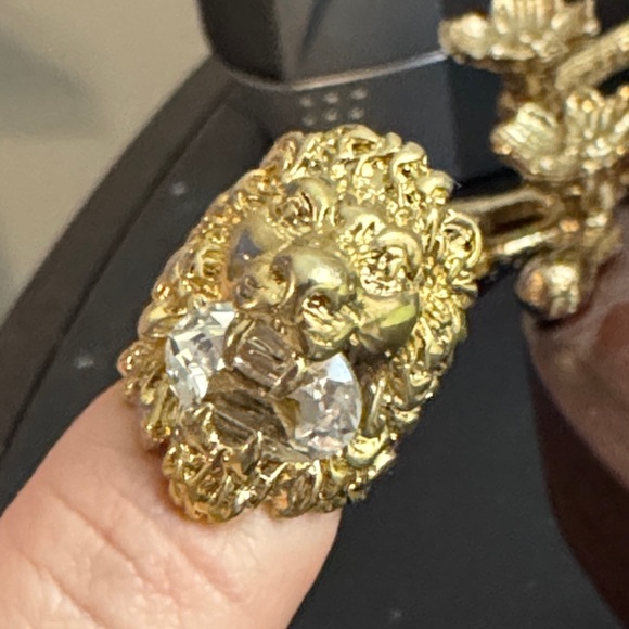 Gucci Gold Lion Head Ring - Picture 4 of 6